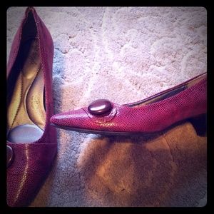 Red heel with button